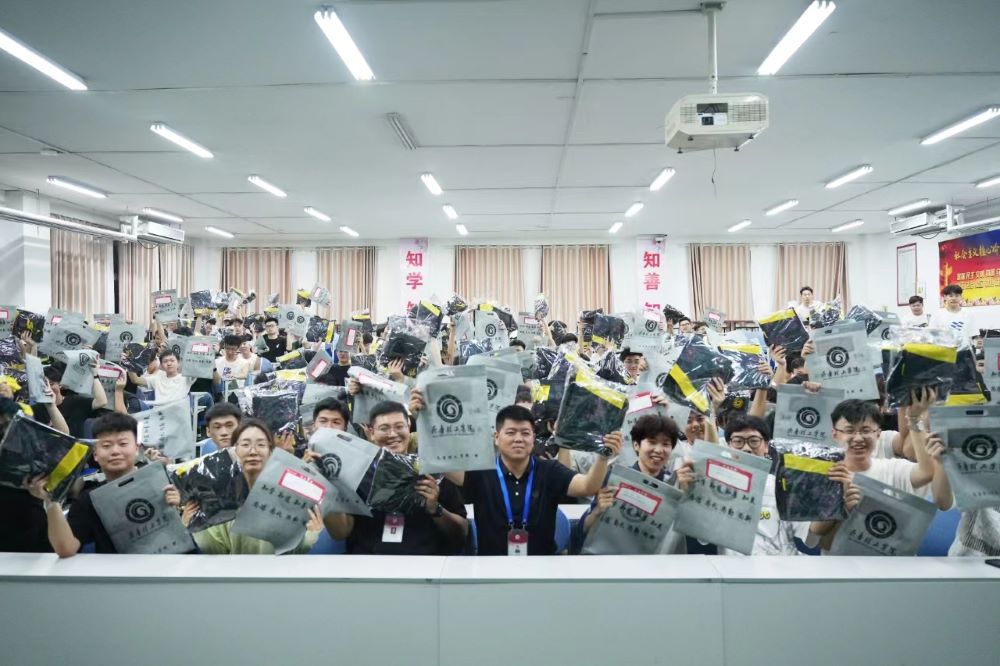 暖心毕业季—智能制造与控制工程学院为毕业生赠送专属学士服