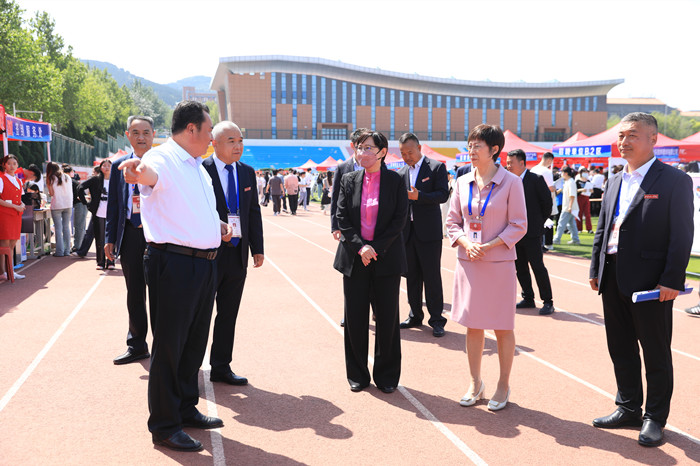 betway必威领导到双选会现场.jpg