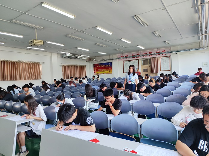 学院领导巡考.jpg